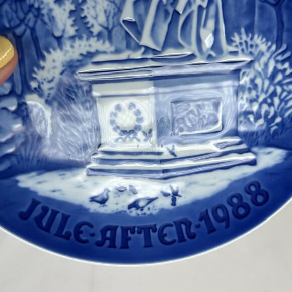 1988 Bing & Grondahl Porcelain Christmas Plate "The King's Garden in Copenhagen" - Picture 5 of 6
